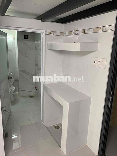 Phòng trọ lớn giá bình dân mặt tiền trước có công viên cây xanh