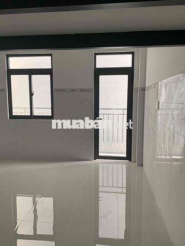 Phòng trọ lớn giá bình dân mặt tiền trước có công viên cây xanh