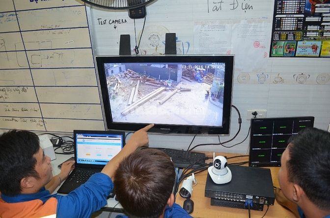 Nhân viên kỹ thuật lắp đặt camera đi làm ngày