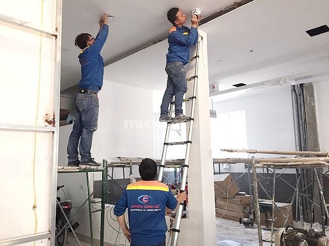 Nhân viên kỹ thuật lắp đặt camera đi làm ngày