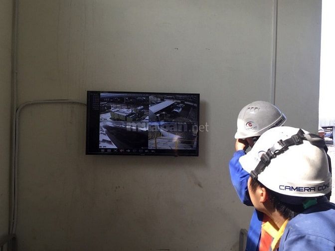 Nhân viên kỹ thuật lắp đặt camera đi làm ngày