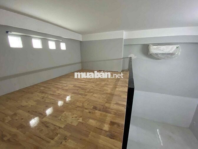 Trống Lại Căn Duplex Cửa Sổ Trời