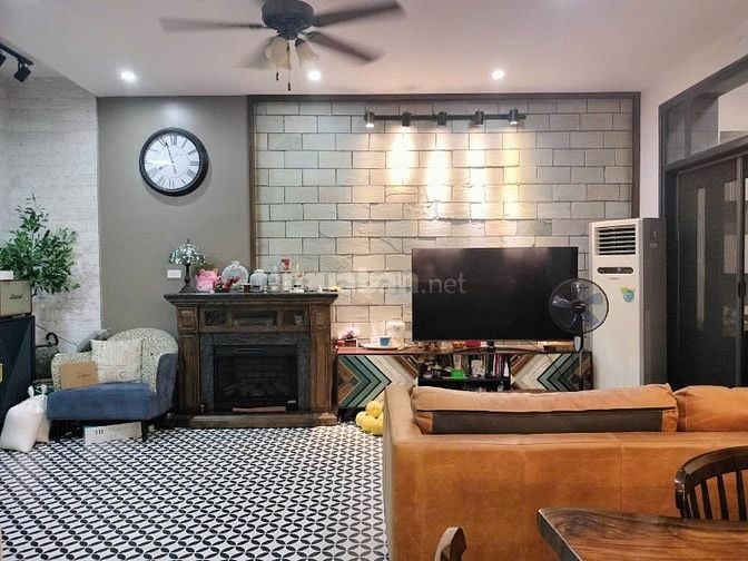Phố Trần Thái Tông Nhà Đẹp Ở Ngay - Vỉa Hè 2m Ô Tô Đỗ Cửa - 22.5 Tỷ