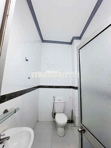 Mặt tiền 2 lầu đầu đường Lý Chính Thắng cách mặt tiền 3 tháng 2 30m