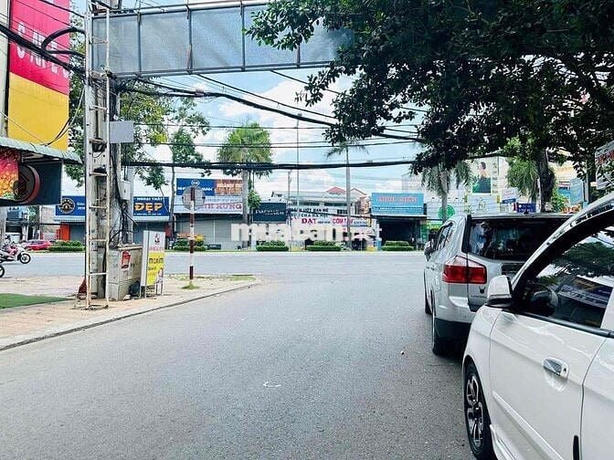 Mặt tiền 2 lầu đầu đường Lý Chính Thắng cách mặt tiền 3 tháng 2 30m