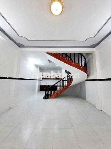 Mặt tiền 2 lầu đầu đường Lý Chính Thắng cách mặt tiền 3 tháng 2 30m