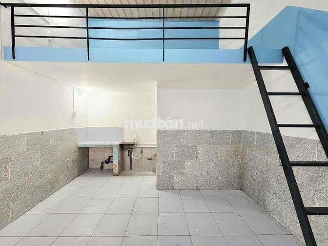 NGAY CẦU VƯỢT LINH XUÂN SÁT THỦ ĐỨC.,