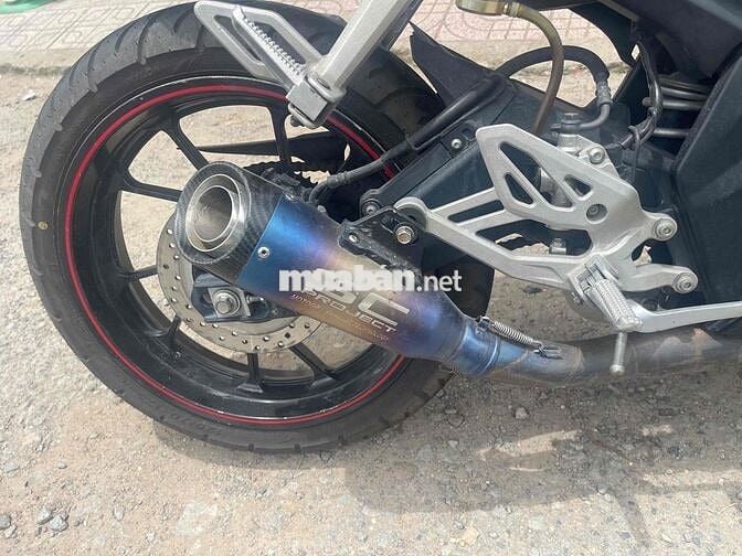 r15 xe đep nhiều đồ chơi như hình