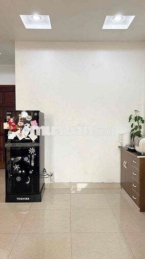 CĂN HỘ BAN CÔNG FULL NỘI THẤT QUẬN 1 GẦN KÊNH NHIÊU LỘC