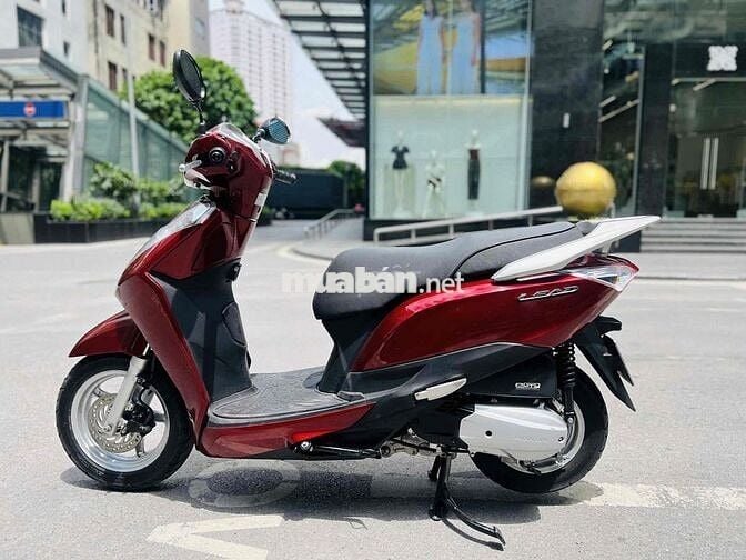 LEAD 125 mầu đỏ mận xe đang dân kín nilon