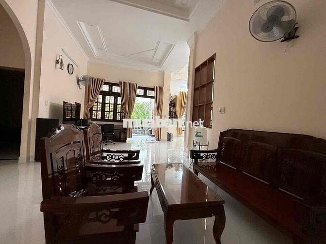 Cho Thuê Biệt Thự Khủng DT 1.700m2 Sân Vườn Siêu Rộng Có 2Pn 3Wc