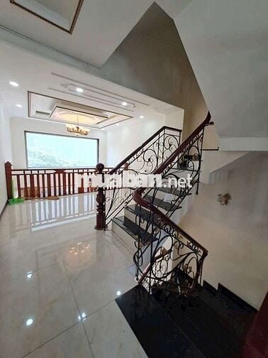 Cho thuê  nhà  đường 8m hoàng quốc việt,  Q7.