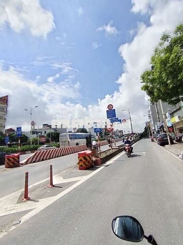 Bán đất phố Trạm - 7 chỗ ngủ trong đất