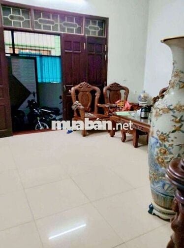 Cho thuê nhà bắc cầu ngọc thụy ngay đầu 75m 3 tầng 3 ngủ giá 7 triệu