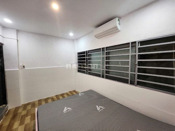 Cho thuê nhà Hẻm tại 100/...Trần Hưng Đạo Q.1, Dt: (1 trệt 2 lầu), 2PN