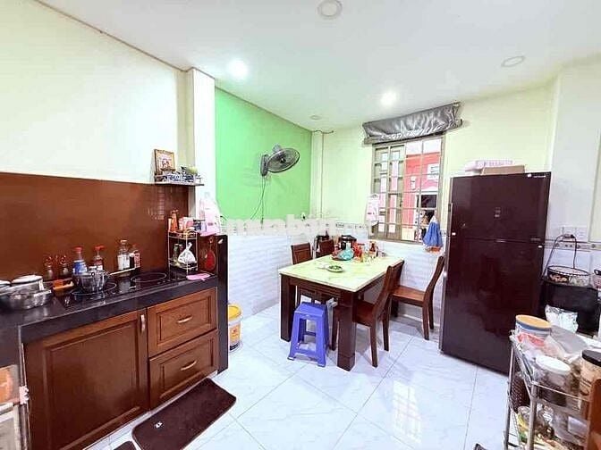 NHÀ ĐẸP NGANG LỚN 18M SÁT MẶT TIỀN 2 TẦNG BTCT HẺM XE HƠI ĐỖ CỬA