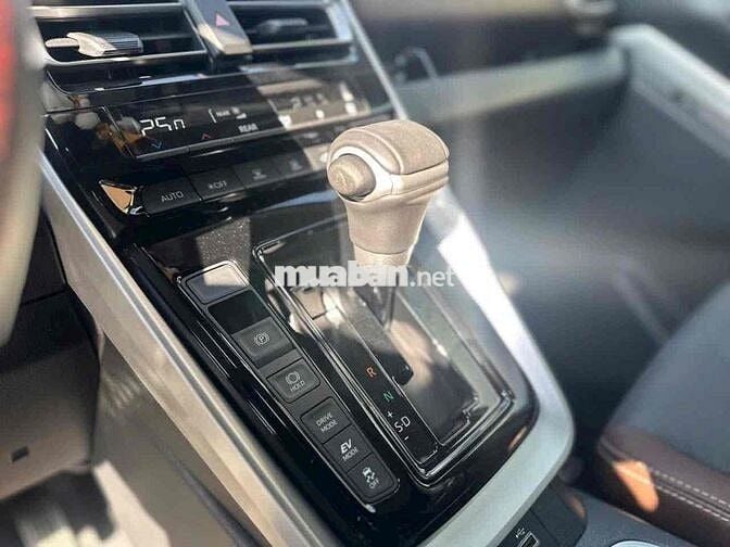 Toyota Innova Cross 2024 - 5000 km sơn zin 100%