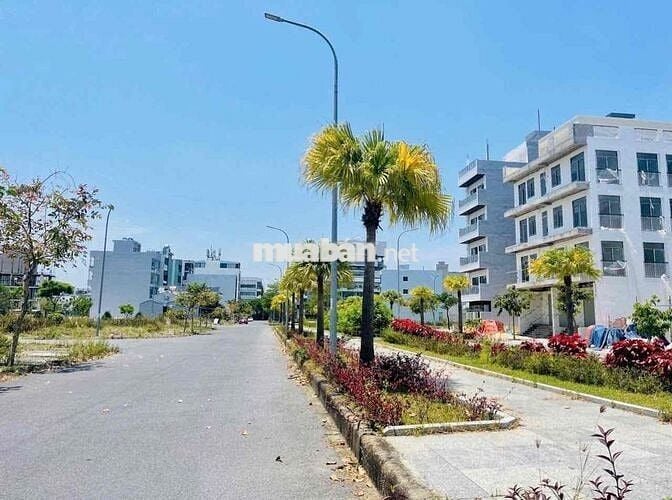 Cặp đất FPT vị trí đẹp 2 làn đường 36m có công viên ở giữa