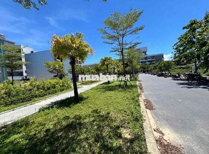 Cặp đất FPT vị trí đẹp 2 làn đường 36m có công viên ở giữa