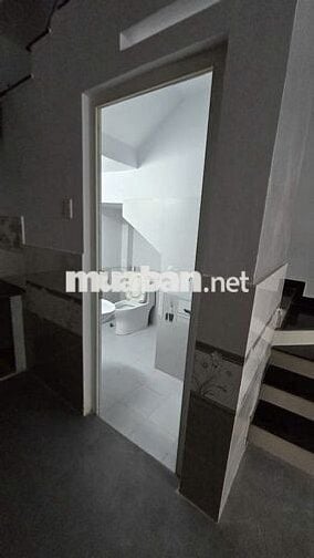 C.THUÊ NHÀ TRỐNG MỚI ĐẸP Y HÌNH 9982/1a Quang Trung