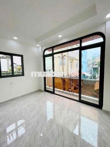 Cho thuê nhà mới - 3 tầng - Ngnag 4 dài 10 - ĐVB Quận 4.