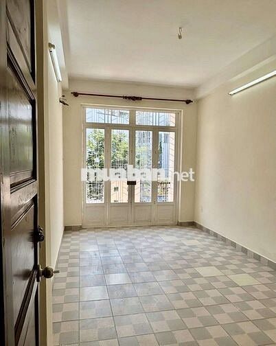 Cho thuê nhà nguyên căn mặt tiền đường Thành Thái quận 10