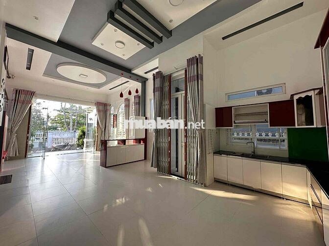 Nhà nguyên căn đẹp — Trung tâm TP Sóc Trăng, 3PN + 3 toilet, mặt tiền