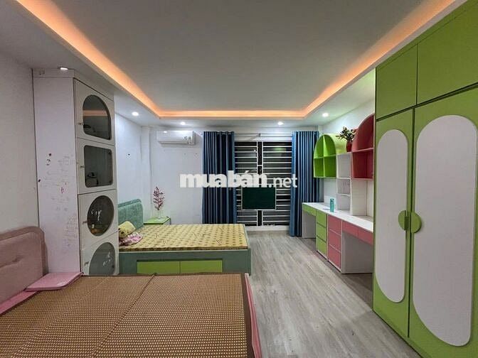Bến xe Nước Ngầm nhà 5 tầng ô tô đỗ cổng