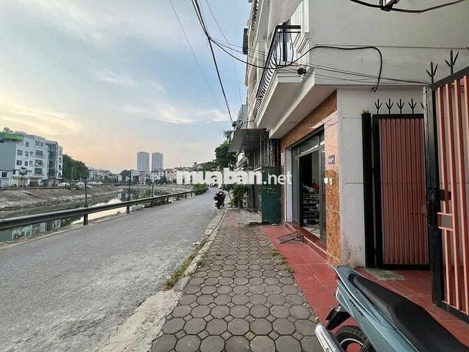 Bến xe Nước Ngầm nhà 5 tầng ô tô đỗ cổng
