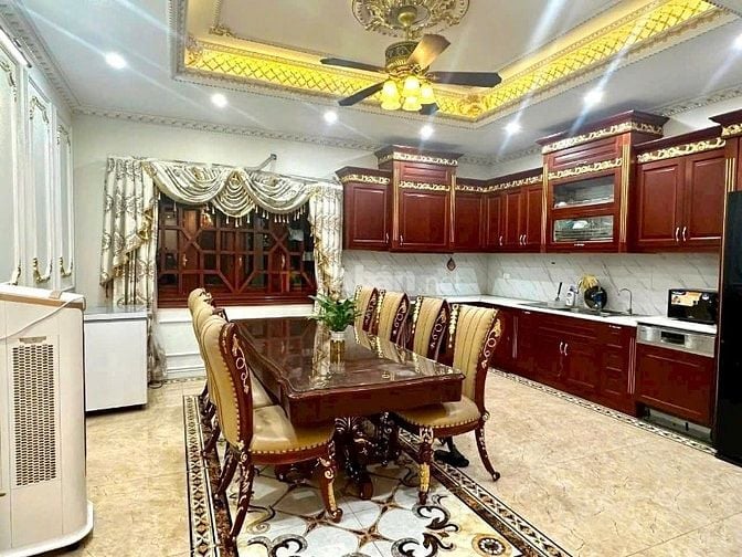 Giảm 1 tỷ bán gấp nhà 5 tầng dân xây Giang Biên, Dt 100m2 mt 5m 16.x 