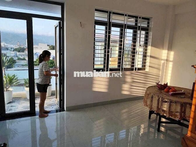 HÓT  6,1 TỶ BÁN NHÀ ĐẸP LÔ GÓC 2 TẦNG MẶT TIỀN NGUYỄN PHƯỚC NGUYÊN