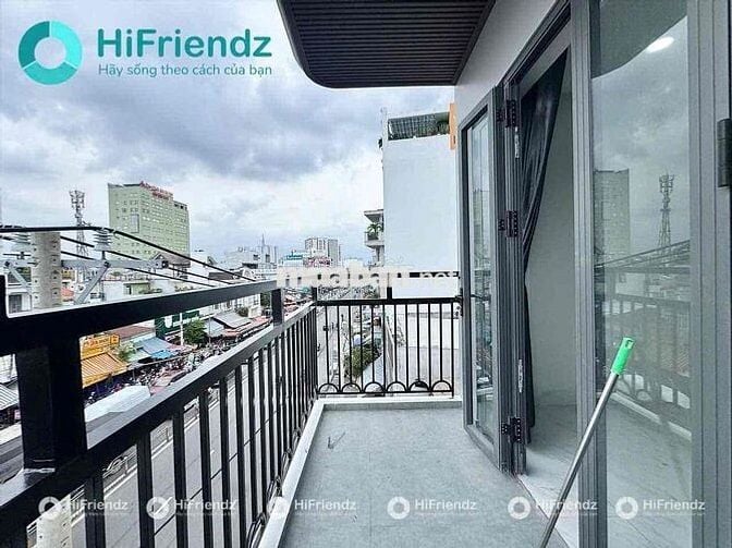 KHAI TRƯƠNG CĂN HỘ CỬA SỔ BAN CÔNG CÓ THANG MÁY NHÀ MỚI SẠCH SẼ