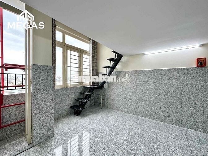 Phòng có gác cao 1m7 cửa sổ trời có sẵn nội thất gần Ngã Tư Ga