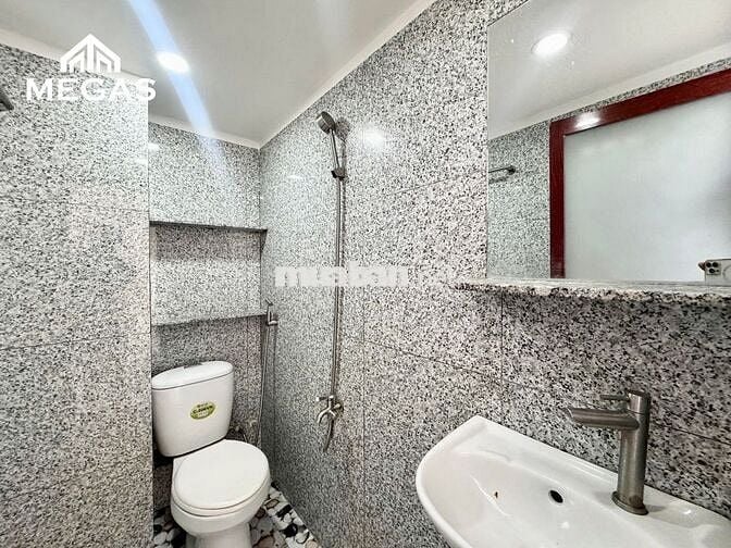 DUPLEX GÁC CAO ĐỨNG ĐƯỢC 8p DI CHUYỂN QUA TRƯỜNG ĐẠI HỌC NTTU