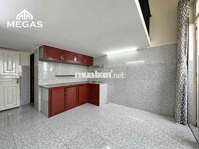 Phòng có gác cao 1m7 cửa sổ trời có sẵn nội thất gần Ngã Tư Ga