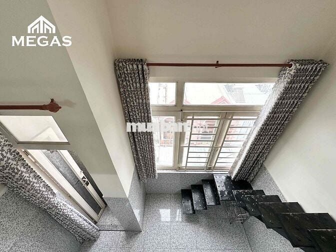 Phòng có gác cao 1m7 cửa sổ trời có sẵn nội thất gần Ngã Tư Ga
