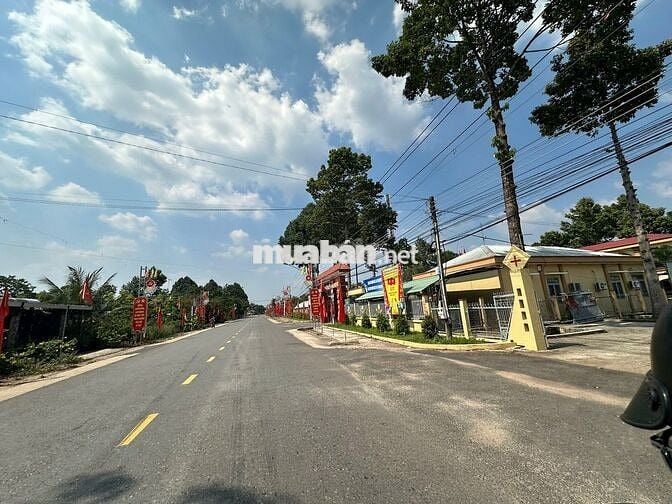 Chính chủ bán đất 300m2 (100TC) sát ủy ban , đường thông . SHR