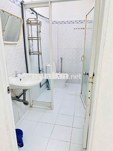 Cho thuê nhà mặt tiền gần đại học, tiện kinh doanh hoặc làm văn phòng