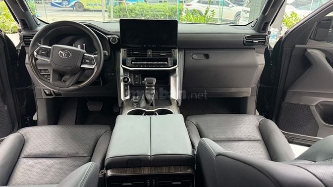 Bán Toyota Land Cruiser LC300 sản xuất 2025, siêu lướt 8000 Km.