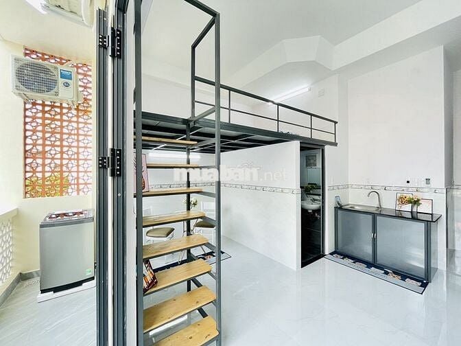 Phòng BAN CÔNG MỚI XÂY - Rộng 40M2 - Gác cao 1M8 - Gần IUH, Văn Lang