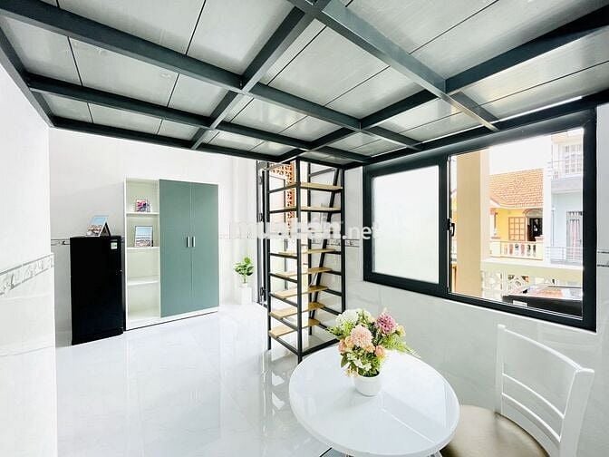 Phòng BAN CÔNG MỚI XÂY - Rộng 40M2 - Gác cao 1M8 - Gần IUH, Văn Lang
