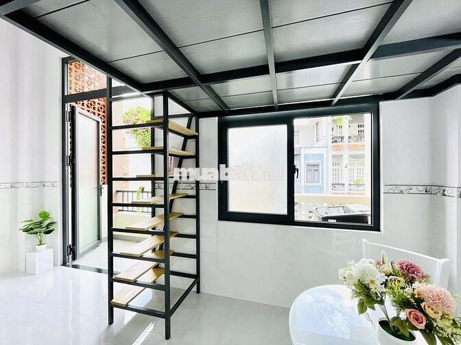 Phòng BAN CÔNG MỚI XÂY - Rộng 40M2 - Gác cao 1M8 - Gần IUH, Văn Lang