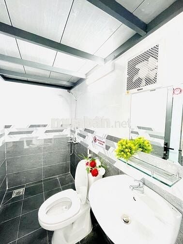 Phòng BAN CÔNG MỚI XÂY - Rộng 40M2 - Gác cao 1M8 - Gần IUH, Văn Lang