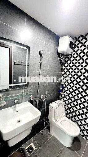 Tòa nhà xây 6 tầng + thang máy cao cấp. Dòng tiền 1tỷ 1 năm