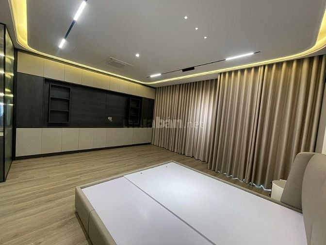 Bán nhà Hoàng Quốc Việt 7 tầng, thang máy, 65m2, ô tô tránh. 26,5 tỷ