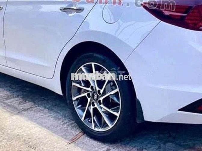 Hyundai Elantra 2.0 AT 2021-Màu trắng