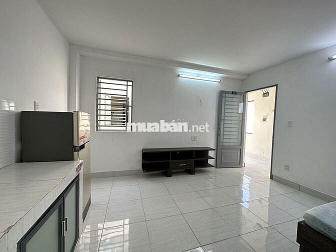 Phòng full nội thất dt rộng có cửa sổ lớn ngay 502 HTP giá mềm 30m2