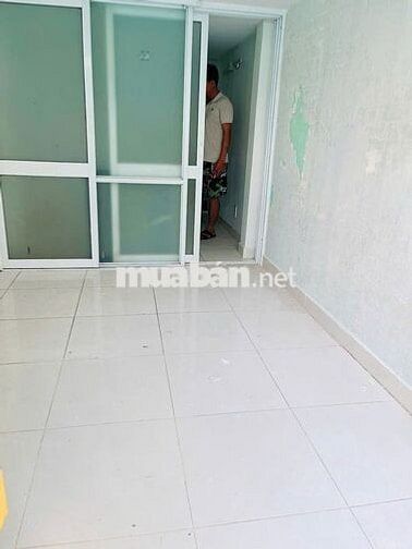 Nhà mới 3 tầng,2 pn,2wc,đường Lạc Long Quân,Tân Bình