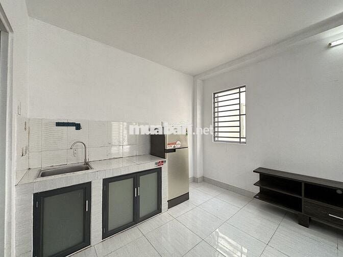 Phòng full nội thất dt rộng có cửa sổ lớn ngay 502 HTP giá mềm 30m2