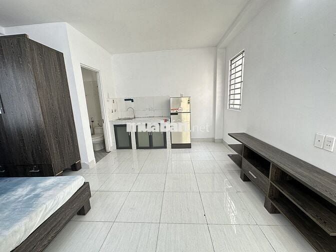 Phòng full nội thất dt rộng có cửa sổ lớn ngay 502 HTP giá mềm 30m2